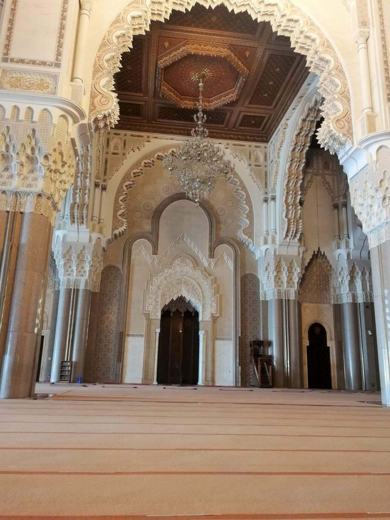 interior de la mezquita de Hassan II - Viajar en Semana Santa a Marruecos