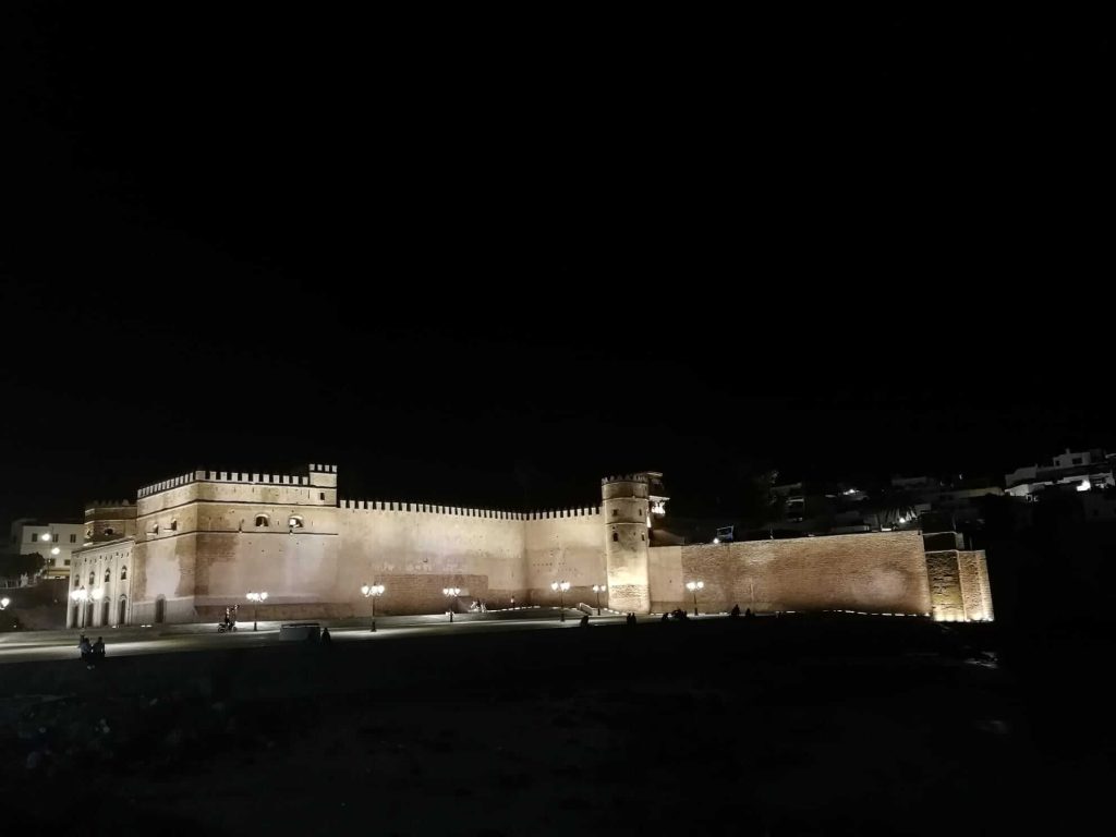 Kasbah de los Oudayas de noche vista desde el puerto