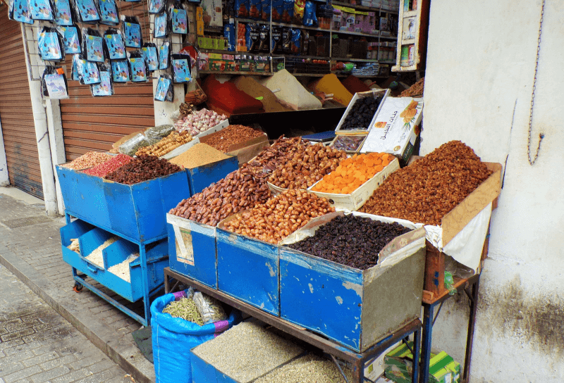 Puesto de dátiles y especias en la medina de Rabat, capital de Marruecos