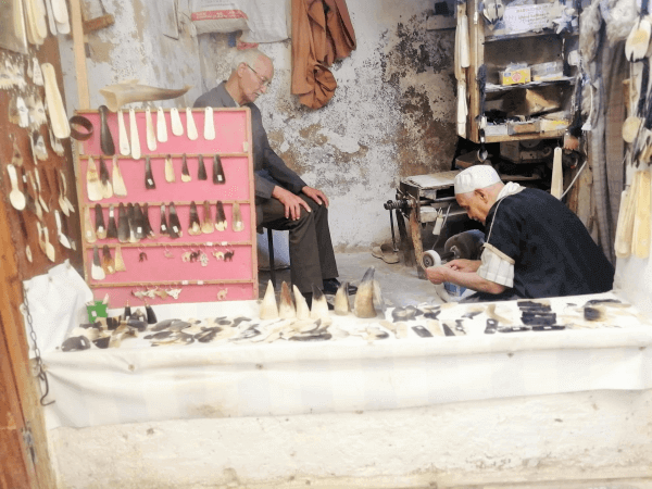 artesanos trabajando en Fez el Bali