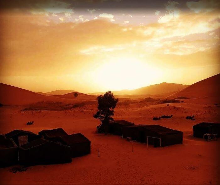 Campamento al amanecer en el desierto de Merzouga