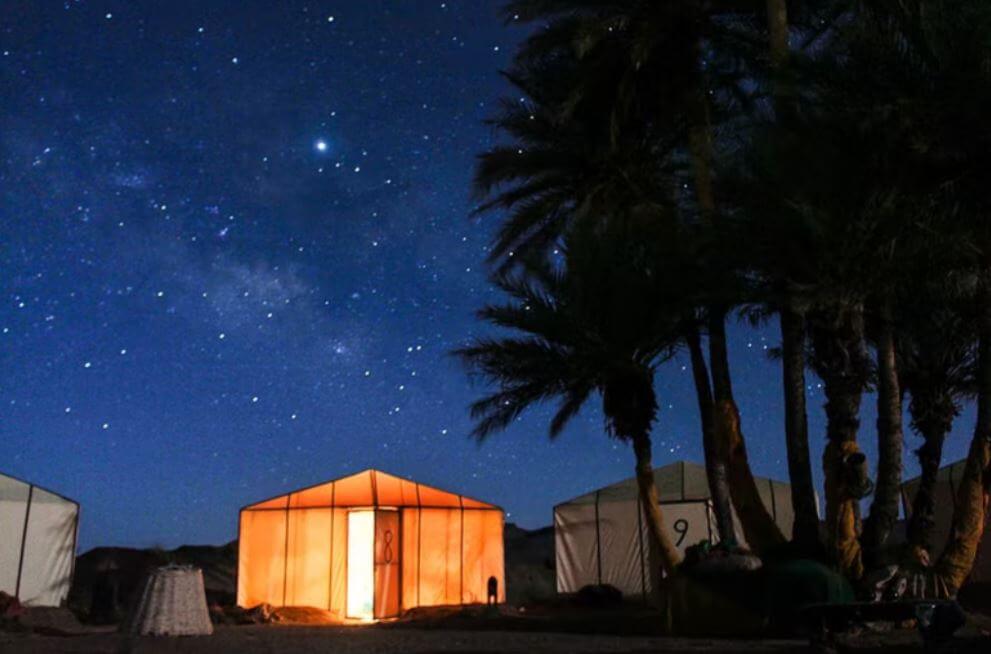 noche estrellada en el campamento del desierto de Zagora