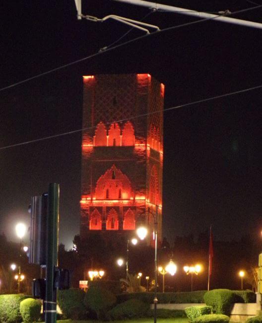 Torre de Hassan de noche